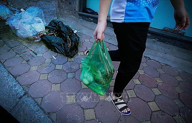 Đâu đâu cũng thấy xuất hiện túi nilon bởi sự tiện lợi của nó trong đời sống hàng ngày của người dân. Ảnh:  TTXVN