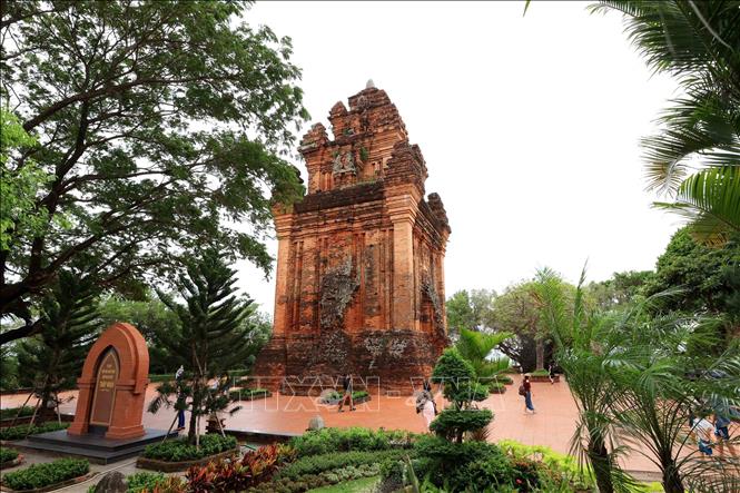 Tọa lạc trên đỉnh núi Nhạn, ngọn tháp cổ là 