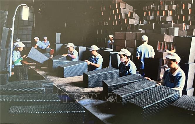 Tác phẩm “Sản phẩm mới” của tác giả Chánh Thi đạt giải Nhất. Ảnh: Đức Hạnh - TTXVN