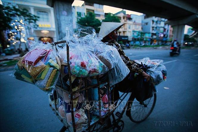 Một người bán hàng rong với rất nhiều mặt hàng đựng trong túi nylon. Thói quen sinh hoạt gắn liền với túi nilon của con người đang vô hình góp phần vào việc hủy hoại môi trường sống của chính mình. Ảnh: Trọng Đạt-TTXVN