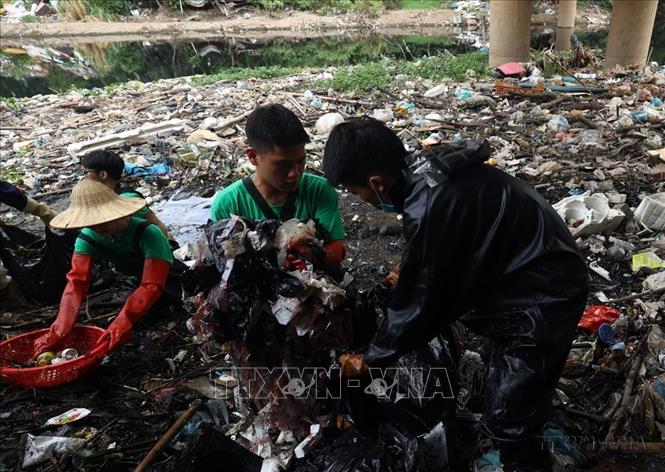 Rác thải nhựa, túi nilon và rác sinh hoạt được thành viên Nhóm tình nguyện “Hà Nội xanh” vớt lên. Thời gian qua, các thành viên Nhóm đã thực hiện nhiều đợt ra quân dọn, vớt rác với mong muốn góp phần làm “hồi sinh” những dòng sông ô nhiễm trên địa bàn Thủ đô, để Hà Nội trở nên xanh – sạch hơn. Ảnh: Tuấn Anh - TTXVN