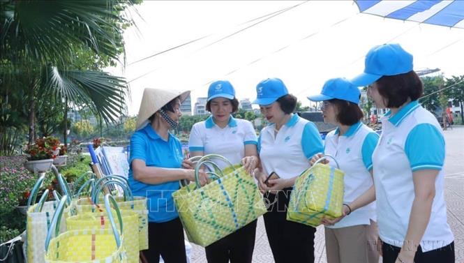 Sản phẩm thân thiện với môi trường tại Lễ phát động hưởng ứng Ngày Môi trường Thế giới và tổng kết 5 năm thực hiện phong trào “Chống rác thải nhựa” trong các cấp Hội phụ nữ Thủ đô giai đoạn 2018 - 2023. Ảnh: TTXVN phát