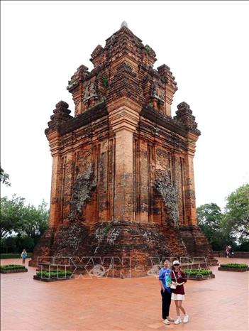Nhìn bên ngoài hình dáng của tháp có 3 phần: Đế tháp, thân tháp và mái tháp giống như căn nhà Việt truyền thống tượng trưng cho Thiên- Địa-Nhân. Mặt bằng đế và thân tháp hình vuông, biểu trưng cho đất, tổng chiều cao cả ba phần khoảng 24 m. Ảnh: Nhật Anh - TTXVN