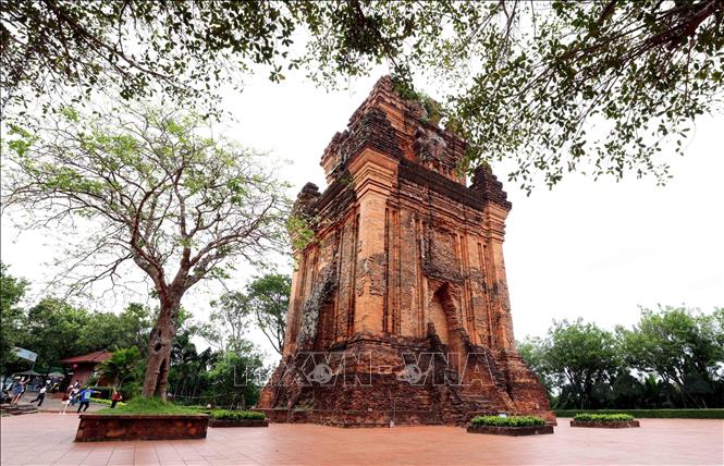 Cấu trúc tháp thờ hình vuông với phần đỉnh thu nhỏ dần, cùng kỹ thuật xây dựng bằng gạch nung đặc trưng, phản ánh một giai đoạn phát triển của nghệ thuật Chăm. Ảnh: Nhật Anh - TTXVN