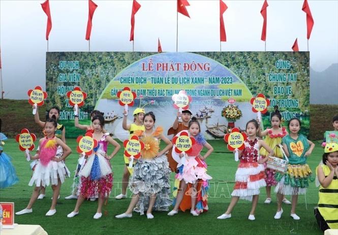 Thiếu nhi Ninh Bình với màn trình diễn trang phục tận dụng từ các loại rác thải, túi nilon, với thông điệp bảo vệ môi trường tại Lễ phát động chiến dịch “Tuần lễ du lịch xanh” năm 2023. Ảnh: Đức Phương - TTXVN