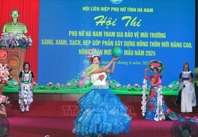 Phần thi trình diễn thời trang làm từ nilon, rác thải tái chế tại Hội thi 