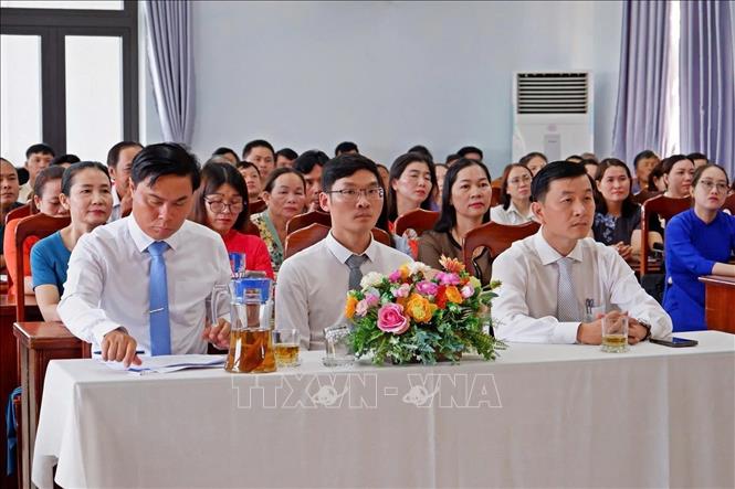 Cán bộ và nhân dân xã đảo Tam Hải đón nhận đơn vị hành chính cấp thành phố mới là thành phố Đà Nẵng và chính quyền xã mới. Ảnh: Đoàn Hữu Trung - TTXVN