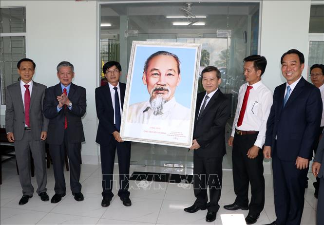 Chánh án Tòa án nhân dân tối cao Lê Minh Trí đến thăm và tặng quà tại trụ sở làm việc của phường Long Châu (tỉnh Vĩnh Long). Ảnh: Phạm Minh Tuấn-TTXVN.