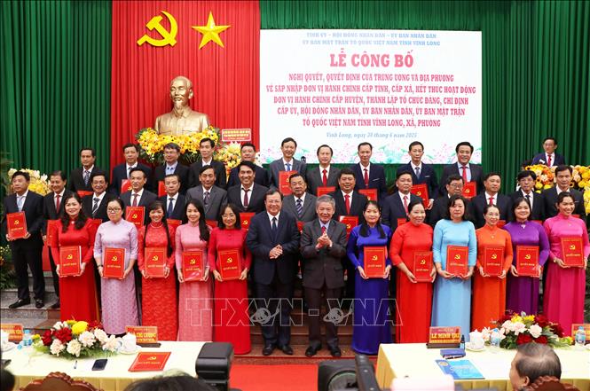 Lãnh đạo tỉnh Vĩnh Long trao quyết định cho các đồng chí được chỉ định giữ chức vụ Bí thư Đảng ủy xã, phường (mới). Ảnh: Phạm Minh Tuấn-TTXVN.