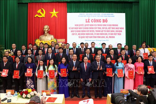 Lãnh đạo tỉnh Vĩnh Long trao quyết định cho các đồng chí được chỉ định giữ chức vụ Bí thư Đảng ủy xã, phường (mới). Ảnh: Phạm Minh Tuấn-TTXVN.
