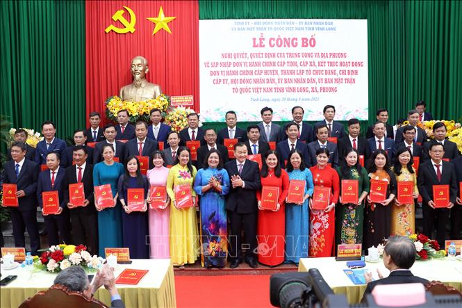 Lãnh đạo tỉnh Vĩnh Long trao quyết định cho các đồng chí được chỉ định giữ chức vụ Bí thư Đảng ủy xã, phường (mới). Ảnh: Phạm Minh Tuấn-TTXVN.