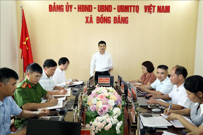 Ban Thường vụ Đảng ủy xã Đồng Đăng (Lạng Sơn) tổ chức cuộc họp để thống nhất, triển khai ngay các nhiệm vụ cấp bách. Ảnh: Văn Đạt - TTXVN