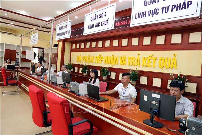 Cán bộ làm việc tại Trung tâm phục vụ hành chính công phường Đông Kinh, tỉnh Lạng Sơn. Ảnh: Văn Đạt - TTXVN