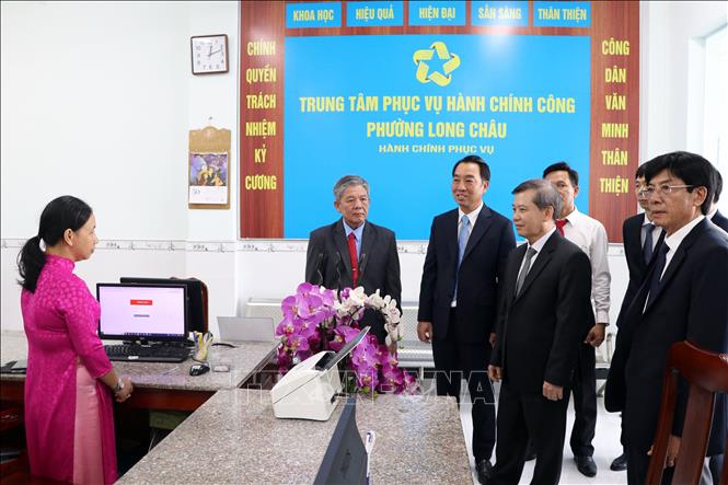 Chánh án Tòa án nhân dân tối cao Lê Minh Trí và lãnh đạo tỉnh Vĩnh Long thăm trụ sở làm việc của phường Long Châu (tỉnh Vĩnh Long). Ảnh: Phạm Minh Tuấn-TTXVN.