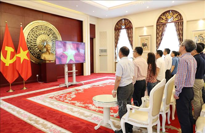 Các đại biểu chào cờ. Ảnh: Công Tuyên - PV TTXVN tại Trung Quốc
