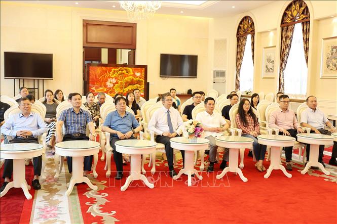 Các đại biểu theo dõi chương trình truyền hình trực tiếp đặc biệt của Đài Truyền hình Việt Nam. Ảnh: Công Tuyên - PV TTXVN tại Trung Quốc