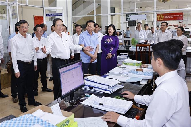 Chủ tịch Quốc hội Trần Thanh Mẫn thăm và làm việc tại Trung tâm hành chính phường Ninh Kiều. Ảnh: Doãn Tấn - TTXVN