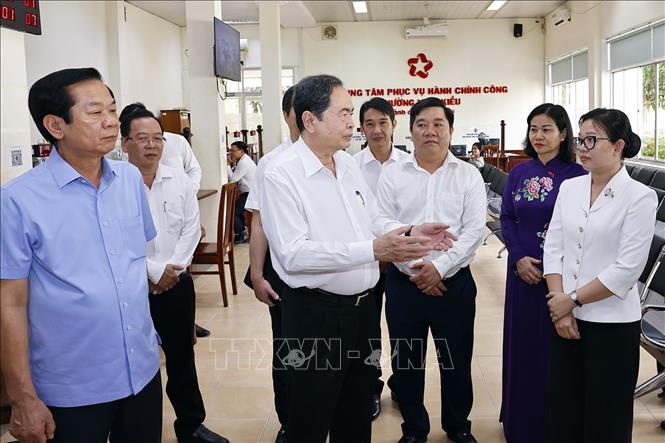 Chủ tịch Quốc hội Trần Thanh Mẫn thăm và làm việc tại Trung tâm Hành chính phường Ninh Kiều. Ảnh: Doãn Tấn - TTXVN