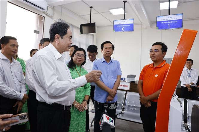 Chủ tịch Quốc hội Trần Thanh Mẫn thăm và làm việc tại Trung tâm phục vụ Hành chính công của thành phố Cần Thơ (mới). Ảnh: Doãn Tấn - TTXVN