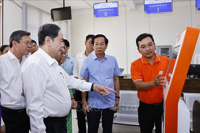 Chủ tịch Quốc hội Trần Thanh Mẫn thăm và làm việc tại Trung tâm phục vụ Hành chính công của thành phố Cần Thơ (mới). Ảnh: Doãn Tấn - TTXVN