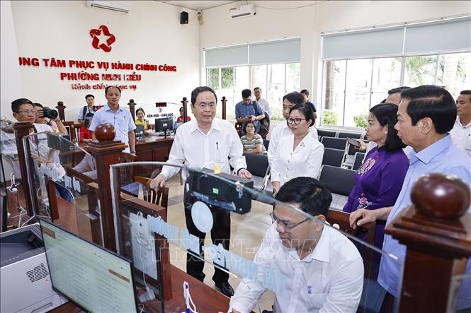 Chủ tịch Quốc hội Trần Thanh Mẫn thăm và làm việc tại Trung tâm Hành chính phường Ninh Kiều. Ảnh: Doãn Tấn - TTXVN