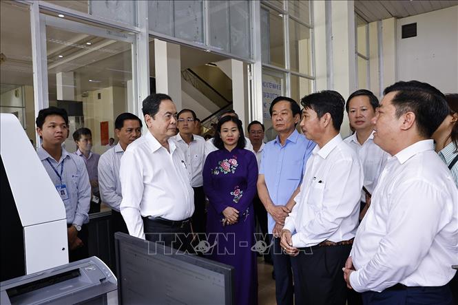 Chủ tịch Quốc hội Trần Thanh Mẫn thăm và làm việc tại Trung tâm Hành chính phường Ninh Kiều. Ảnh: Doãn Tấn - TTXVN