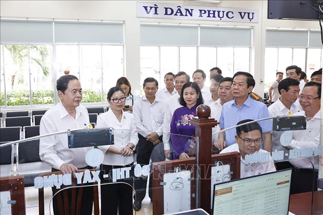 Chủ tịch Quốc hội Trần Thanh Mẫn thăm và làm việc tại Trung tâm Hành chính phường Ninh Kiều. Ảnh: Doãn Tấn - TTXVN