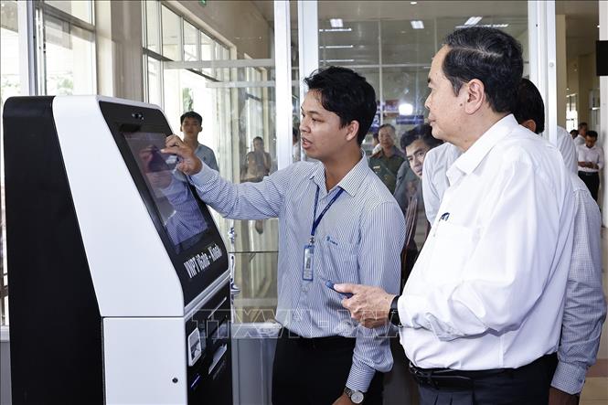 Chủ tịch Quốc hội Trần Thanh Mẫn thăm và làm việc tại Trung tâm Hành chính phường Ninh Kiều. Ảnh: Doãn Tấn - TTXVN