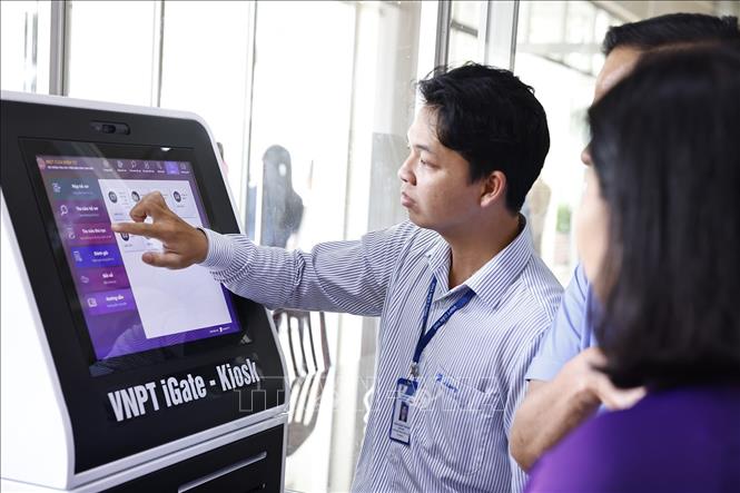 Nhân viên hướng dẫn làm thủ tục đăng ký số, tra cứu thông tin tại Trung tâm Hành chính phường Ninh Kiều. Ảnh: Doãn Tấn - TTXVN