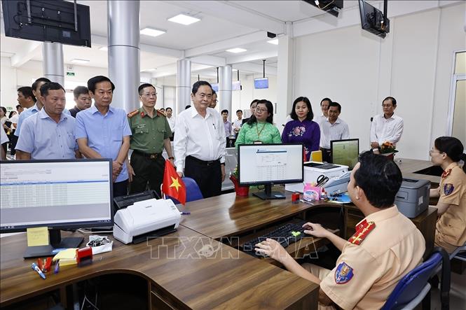  Chủ tịch Quốc hội Trần Thanh Mẫn thăm và làm việc tại Trung tâm phục vụ Hành chính công của thành phố Cần Thơ (mới). Ảnh: Doãn Tấn - TTXVN