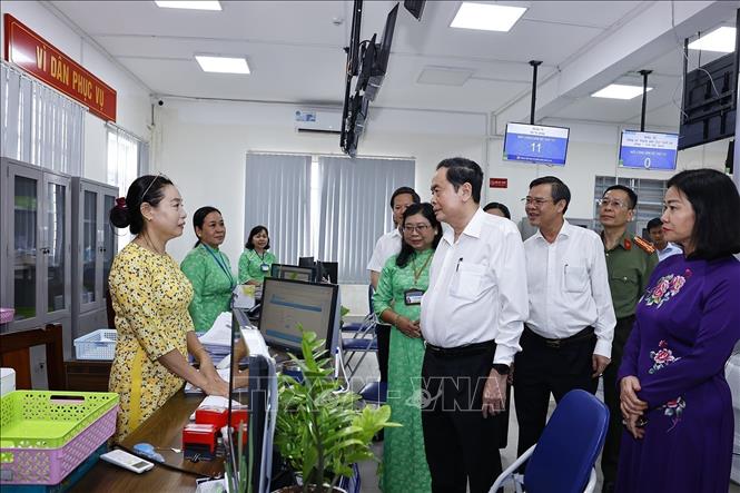  Chủ tịch Quốc hội Trần Thanh Mẫn thăm và làm việc tại Trung tâm phục vụ Hành chính công của thành phố Cần Thơ (mới). Ảnh: Doãn Tấn - TTXVN