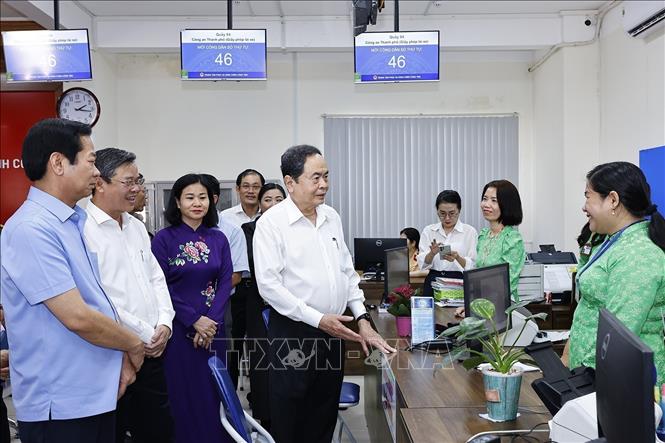  Chủ tịch Quốc hội Trần Thanh Mẫn thăm và làm việc tại Trung tâm phục vụ Hành chính công của thành phố Cần Thơ (mới). Ảnh: Doãn Tấn - TTXVN