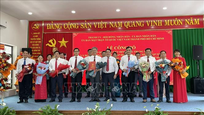 Trao các nghị quyết, quyết định của cấp có thẩm quyền về thành lập Đảng bộ đặc khu, chỉ định ban chấp hành, ban thường vụ, Bí thư, Phó Bí thư và các chức danh chủ chốt của HĐND, UBND, UBMTTQ Việt Nam đặc khu Côn Đảo. Ảnh: TTXVN phát