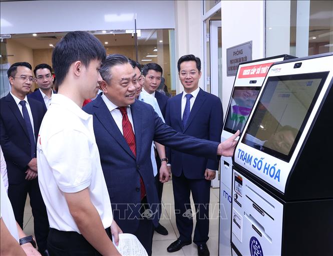 Chủ tịch UBND thành phố Hà Nội Trần Sỹ Thanh kiểm tra công tác vận hành chính thức mô hình chính quyền địa phương hai cấp tại trụ sở phường Hoàn Kiếm. Ảnh: Văn Điệp – TTXVN