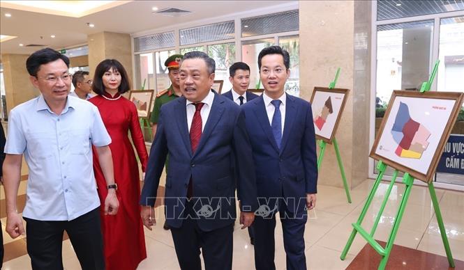 Chủ tịch UBND thành phố Hà Nội Trần Sỹ Thanh kiểm tra công tác vận hành chính thức mô hình chính quyền địa phương hai cấp tại trụ sở phường Hoàn Kiếm. Ảnh: Văn Điệp – TTXVN