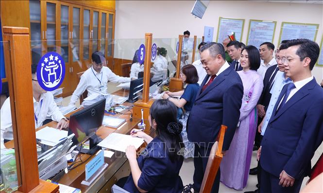 Chủ tịch UBND thành phố Hà Nội Trần Sỹ Thanh kiểm tra công tác giải quyết thủ tục hành chính tại Trung tâm Phục vụ hành chính công thành phố Hà Nội (chi nhánh số 3, phường Hoàn Kiếm). Ảnh: Văn Điệp – TTXVN