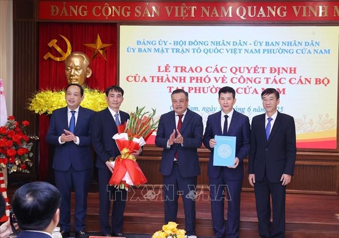 Chủ tịch UBND thành phố Hà Nội Trần Sỹ Thanh trao Quyết định và chúc mừng cán bộ lãnh đạo phường Cửa Nam. Ảnh: Văn Điệp - TTXVN
