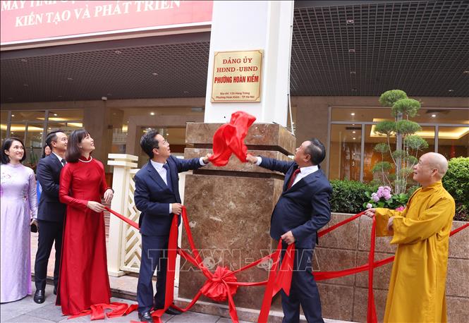 Chủ tịch UBND thành phố Hà Nội Trần Sỹ Thanh và các đại biểu thực hiện nghi thức khai trương Trụ sở Đảng ủy, HĐND, UBND phường Hoàn Kiếm tại địa chỉ 126 phố Hàng Trống. Ảnh:Văn Điệp - TTXVN