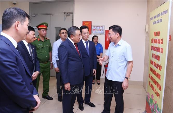Chủ tịch UBND thành phố Hà Nội Trần Sỹ Thanh kiểm tra công tác vận hành mô hình chính quyền địa phương hai cấp tại trụ sở phường Hoàn Kiếm. Ảnh: Văn Điệp – TTXVN
