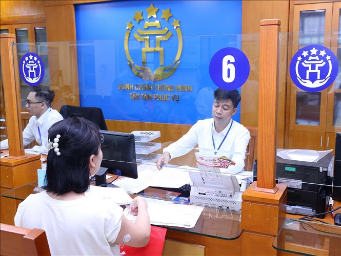 Người dân đến giải quyết thủ tục hành chính tại Trung tâm Phục vụ hành chính công thành phố Hà Nội. Ảnh: Văn Điệp – TTXVN