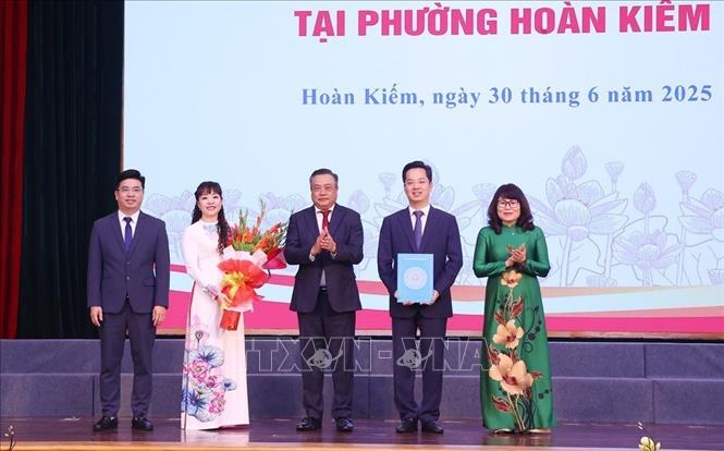 Chủ tịch UBND thành phố Hà Nội Trần Sỹ Thanh trao Quyết định và chúc mừng cán bộ lãnh đạo phường Hoàn Kiếm. Ảnh: Văn Điệp - TTXVN