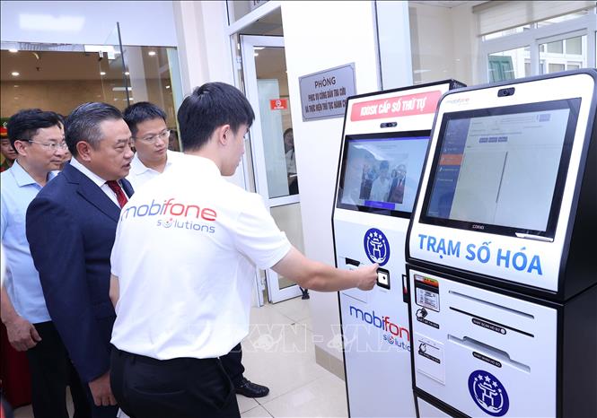 Chủ tịch UBND thành phố Hà Nội Trần Sỹ Thanh kiểm tra công tác vận hành chính thức mô hình chính quyền địa phương hai cấp tại trụ sở phường Hoàn Kiếm. Ảnh: Văn Điệp – TTXVN