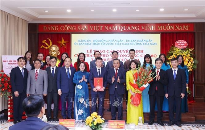 Chủ tịch UBND thành phố Hà Nội Trần Sỹ Thanh với cán bộ lãnh đạo phường Cửa Nam. Ảnh: Văn Điệp - TTXVN