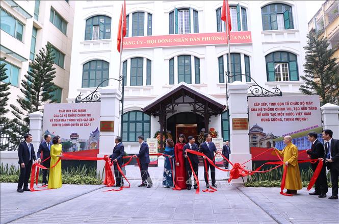 Chủ tịch UBND thành phố Hà Nội Trần Sỹ Thanh và các đại biểu thực hiện nghi thức khai trương Trụ sở Đảng ủy, HĐND phường Cửa Nam tại số 21 phố Bà Triệu. Ảnh:Văn Điệp - TTXVN