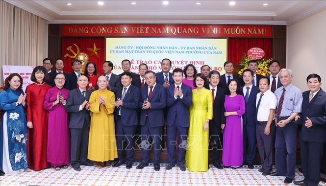 Chủ tịch UBND thành phố Hà Nội Trần Sỹ Thanh với cán bộ lãnh đạo phường Cửa Nam. Ảnh: Văn Điệp - TTXVN