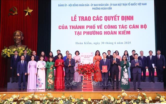 Chủ tịch UBND thành phố Hà Nội Trần Sỹ Thanh chúc mừng cán bộ lãnh đạo phường Hoàn Kiếm. Ảnh: Văn Điệp - TTXVN