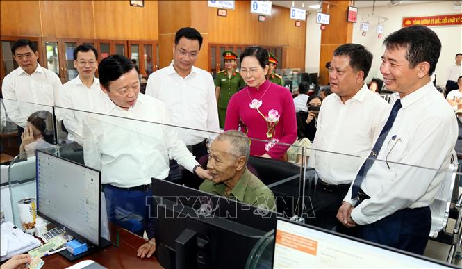 Phó Thủ tướng Chính phủ Trần Hồng Hà thăm hỏi người dân phường Đồng Hới (Quảng Trị mới) đến làm thủ tục hành chính. Ảnh: Tá Chuyên - TTXVN