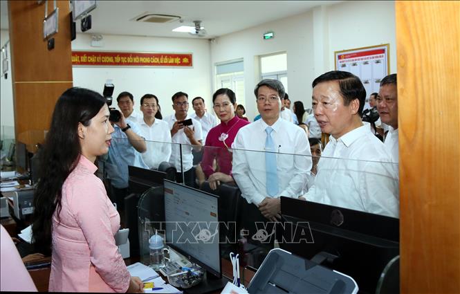 Phó Thủ tướng Chính phủ Trần Hồng Hà thăm hỏi, động viên cán bộ phường Đồng Hới (Quảng Trị mới). Ảnh: Tá Chuyên - TTXVN
