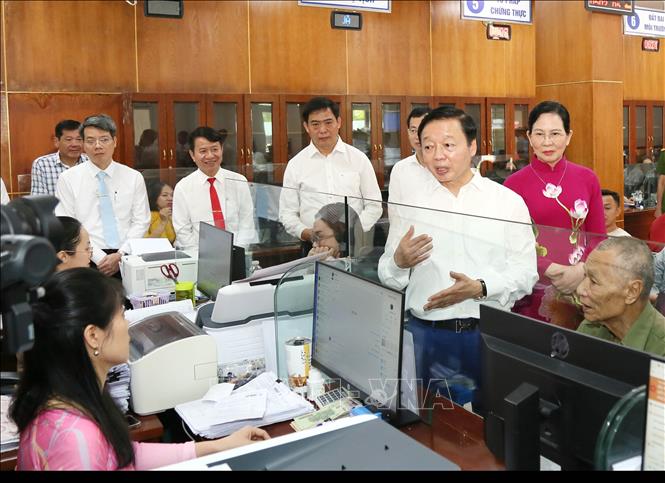 Phó Thủ tướng Chính phủ Trần Hồng Hà thăm hỏi, động viên cán bộ phường Đồng Hới (Quảng Trị mới). Ảnh: Tá Chuyên - TTXVN