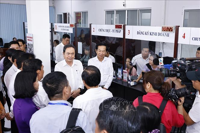 Chủ tịch Quốc hội Trần Thanh Mẫn thăm và làm việc tại Trung tâm Hành chính phường Phú Lợi (tỉnh Sóc Trăng cũ). Ảnh: Doãn Tấn - TTXVN